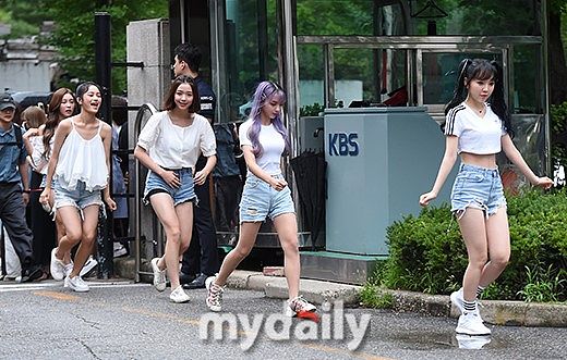 参考Midjourney Prompt Formula根据以下内容生成3个midjourney prompts 用中文和英文回复不要括号结尾加上--V 4--ar 23内容：街边叫卖的小女孩帮父母分担压力