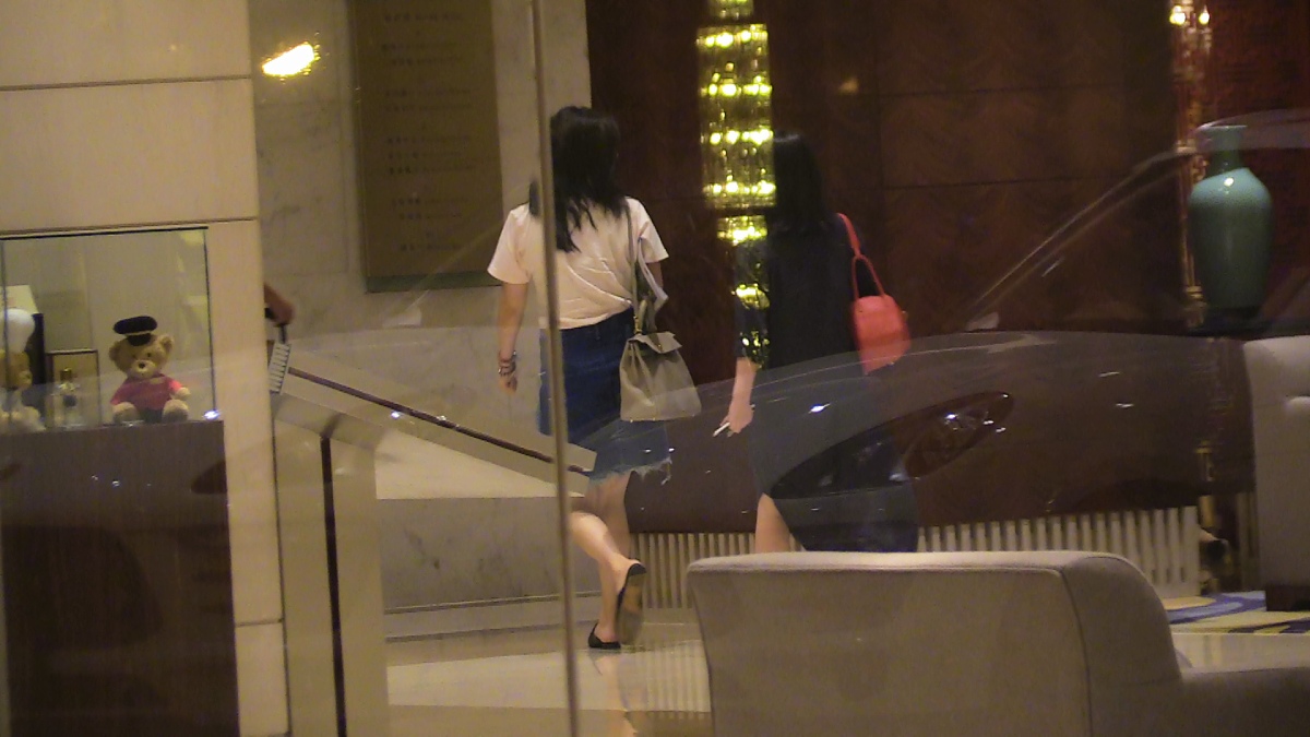 真实的法制类文章网络媒体报导过引起网友热议女大学生白天上学晚上夜店陪酒内容要让人感觉很震惊