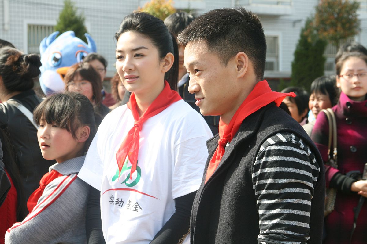 2010年4月16日,合肥,爱心捐助体育设施活动.黄奕 杨威+++_+++捐赠,公