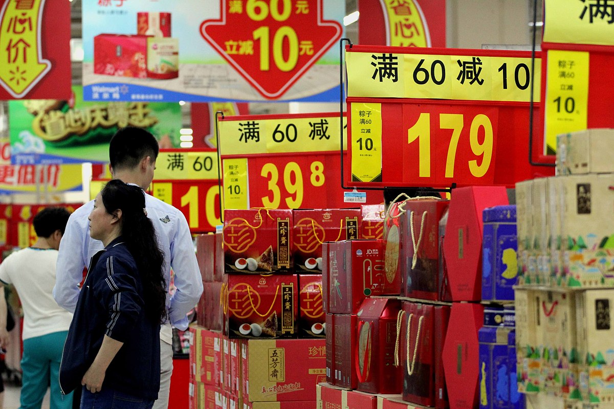 粽子区前挂满了"满60减10"的牌子,市民现场选购.