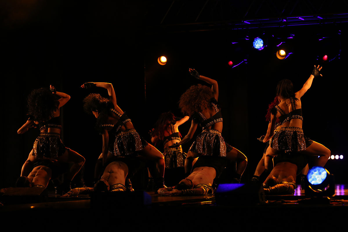 《1818黄金眼》娱乐化的表现