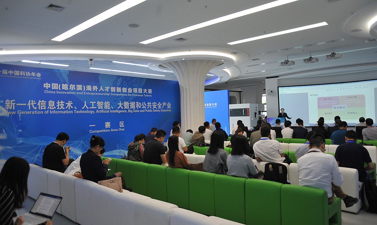 在未来，我希望能继续深入学习经济学和数据分析相关知识，不断提升自己的能力和水平。我也希望能有更多的机会参加科研竞赛和实践活动，不断挑战自我，为自己的职业生涯打下坚实的基础。


把这段话个人陈述达到500字