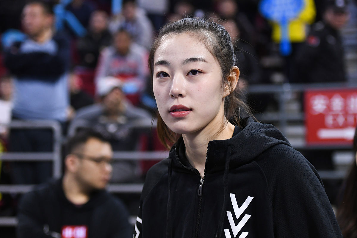 李梦是中国女篮最优秀的选手之一正在人生最辉煌的阶段突然爆出足以毁掉她前途的丑闻想信热爱女篮观众都会扼腕叹息。李梦以前是一个纯洁的小姑娘现在变成了大多数人唾弃的小三转变她人生轨迹的罪恶根源是什么？