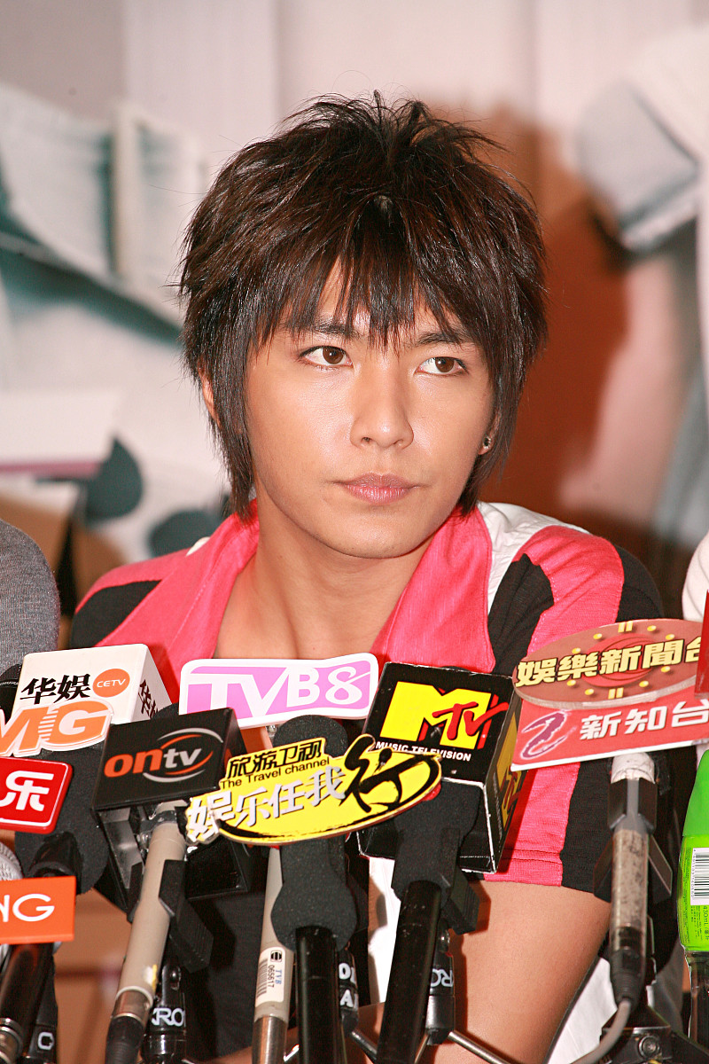 ***_***2008年8月9日,香港,飞轮海为世界巡演香港站举行签名会.炎亚纶
