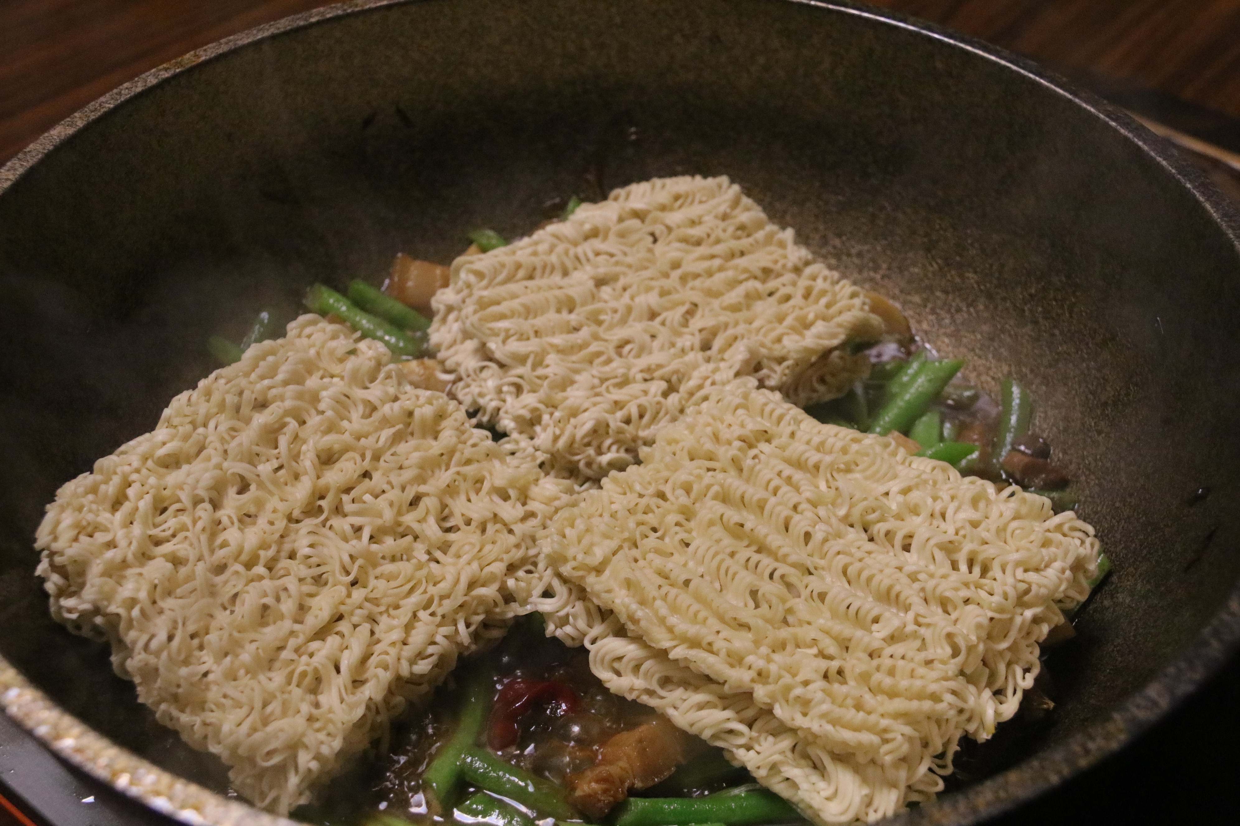方便面这样吃才过瘾,往锅里一焖,一次煮3包,吃完还觉得不够吃