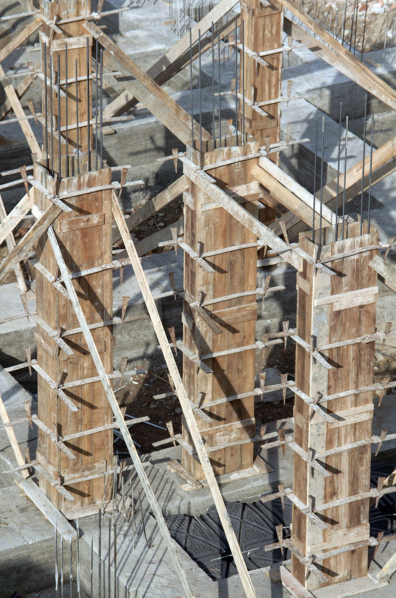 请使下面这段话更有逻辑：陈建伟等60设计制作了2片13缩尺试件的装配式钢管混凝土组合剪力墙主要考虑墙体设置竖向拼缝对其抗震性能的影响通过对试件进行低周反复荷载试验说明竖向拼缝的存在对组合剪力墙的抗震性能没有明显影响。