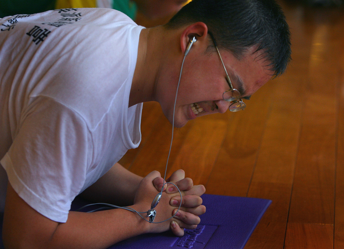 为 减肥足贴 拍一个广告通过故事的手法来推荐产品请描述大概思路
