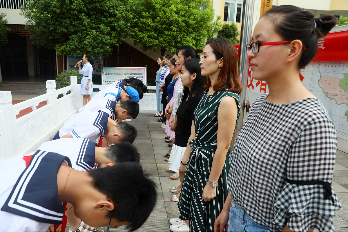 以第三人称写一段100字左右老师细心给学生穿上校服学生高兴、开心的短文