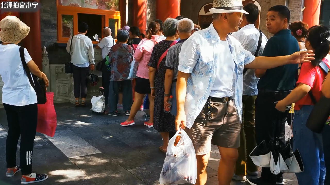 北京全聚德烤鸭店、大爷鸭架一下买10个、真这么好吃吗