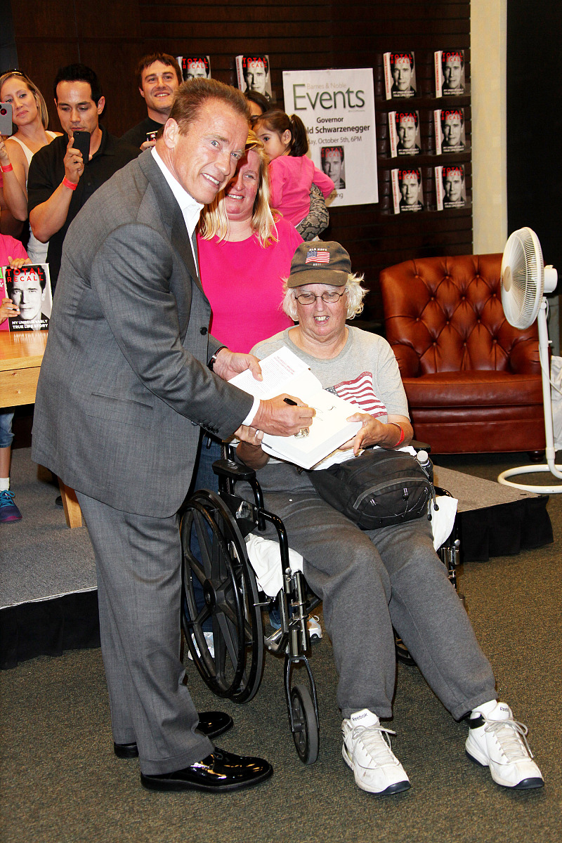 有人说人生就像一场游戏只有重生才能重新开始。而对于这位重生党来说他的人生就像是一款仙侠游戏只不过这次他成为了游戏的主角。在前世他玩过一款仙侠游戏沉迷其中甚至忘记了自己的现实生活。然而这一次他却发现游戏中的修为开始反馈到现实世界导致全球彻底异变连氯金购买的丹药法宝都能够具现出来。于是在重生之后他立即套现了自己所有的股票和房产凑了整整十人亿开始疯狂氛金游戏。他抓住仅有的七天氛金时间购买了大量弹药、法宝