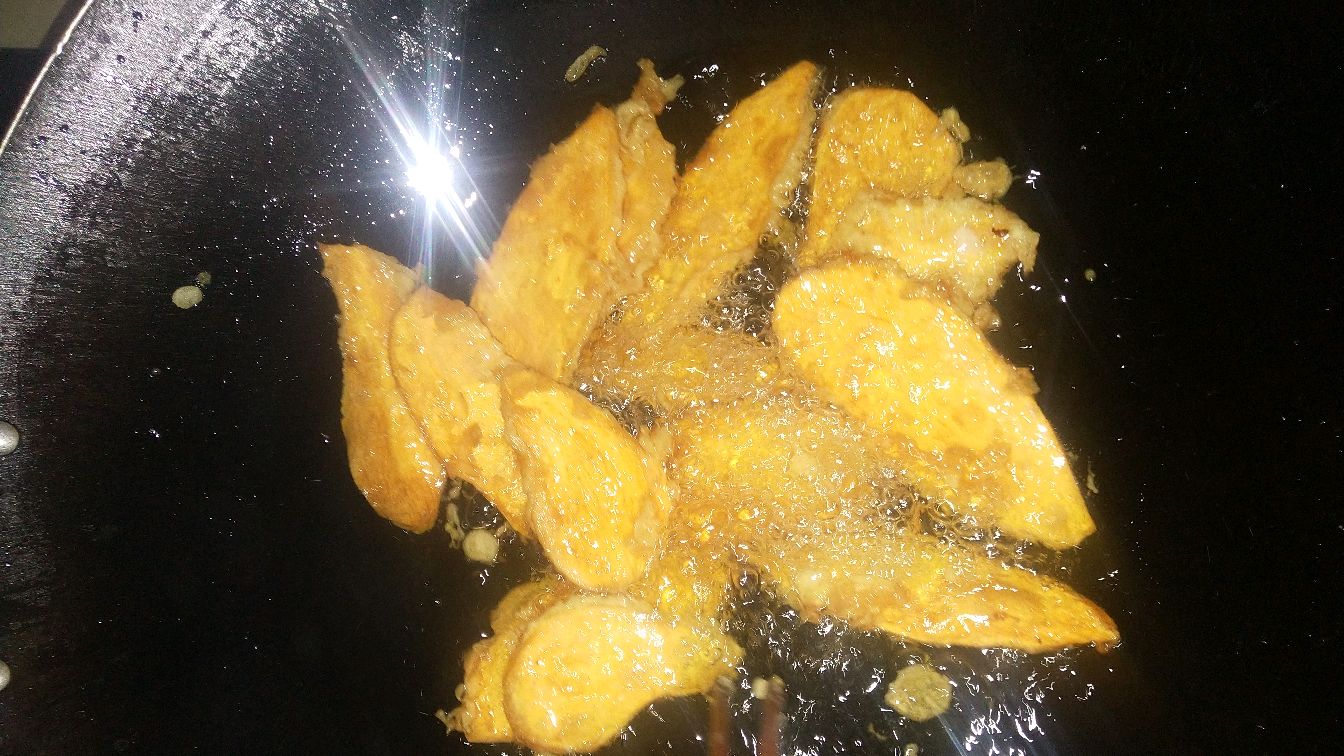 红薯片裹上面粉这样炸至金黄酥脆,口感外酥里嫩,一上桌就被抢完