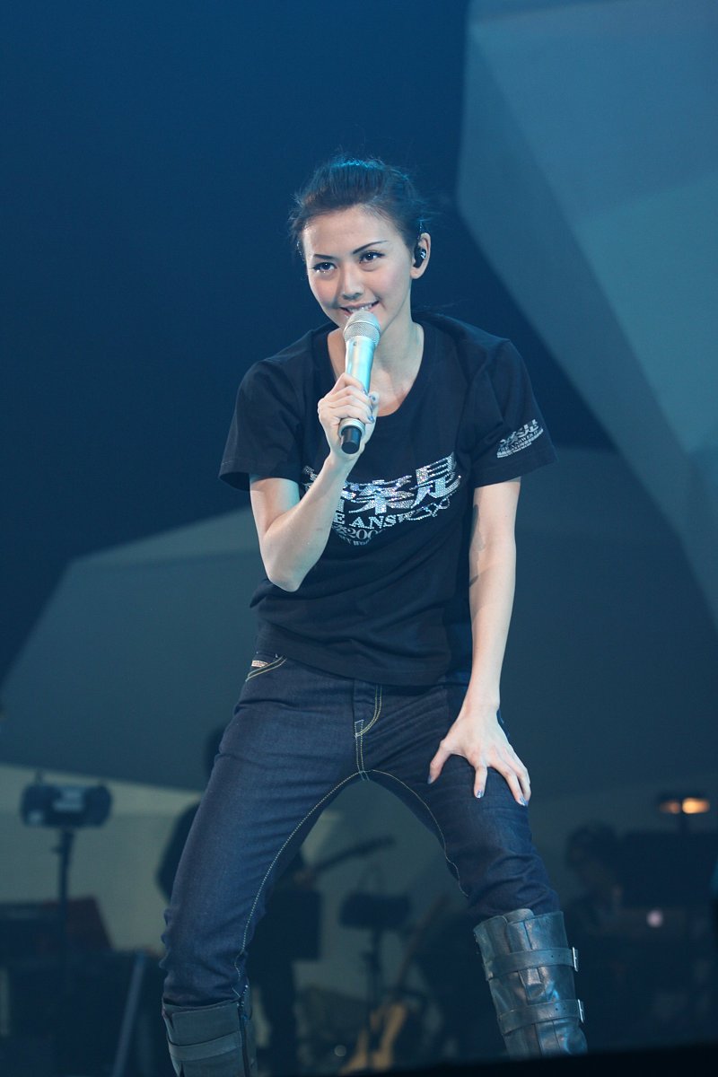 2010年2月5日,香港,孙燕姿在香港红馆举行了"答案是.孙燕姿2010世界巡