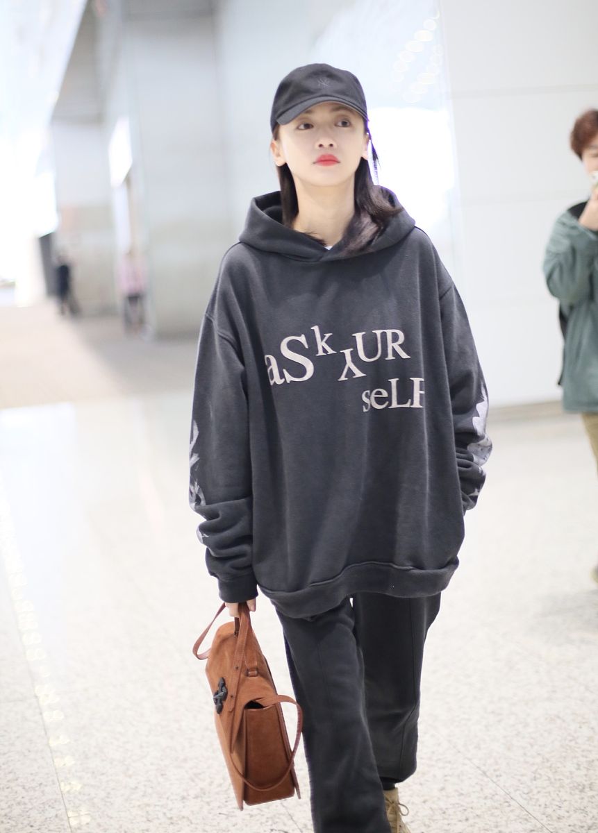 秋季温暖穿搭推荐：三款卫衣让你散发迷人魅力