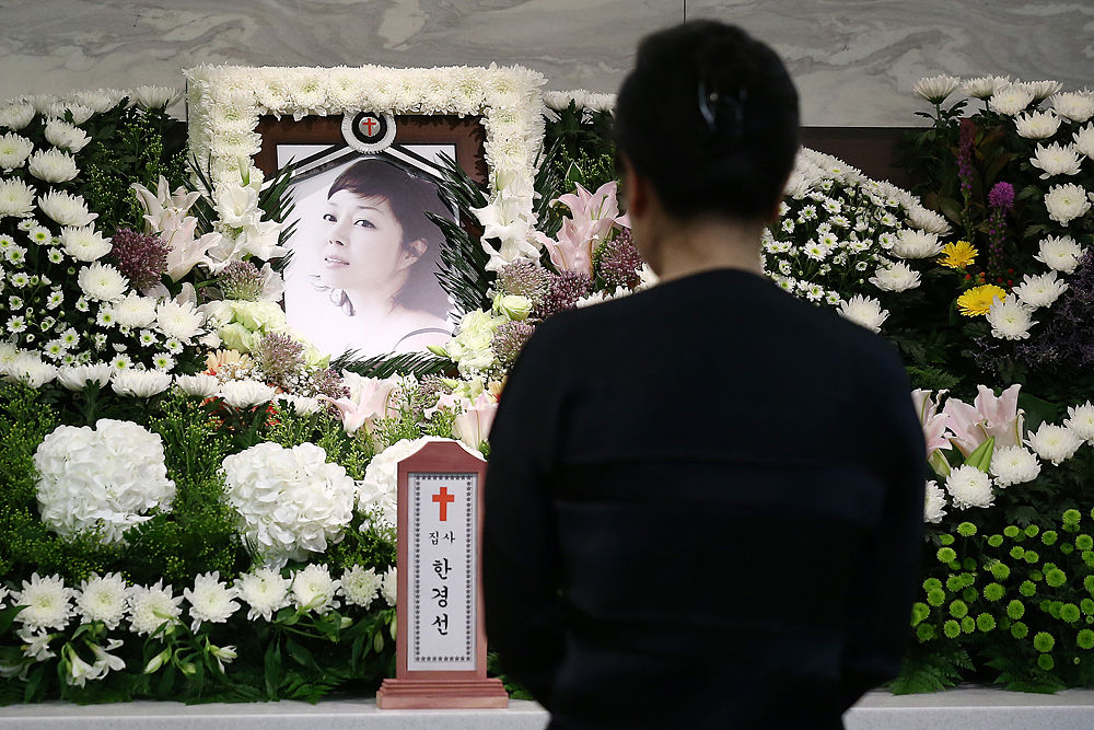 老人立碑老公要写前妻名现任不同意怎么办