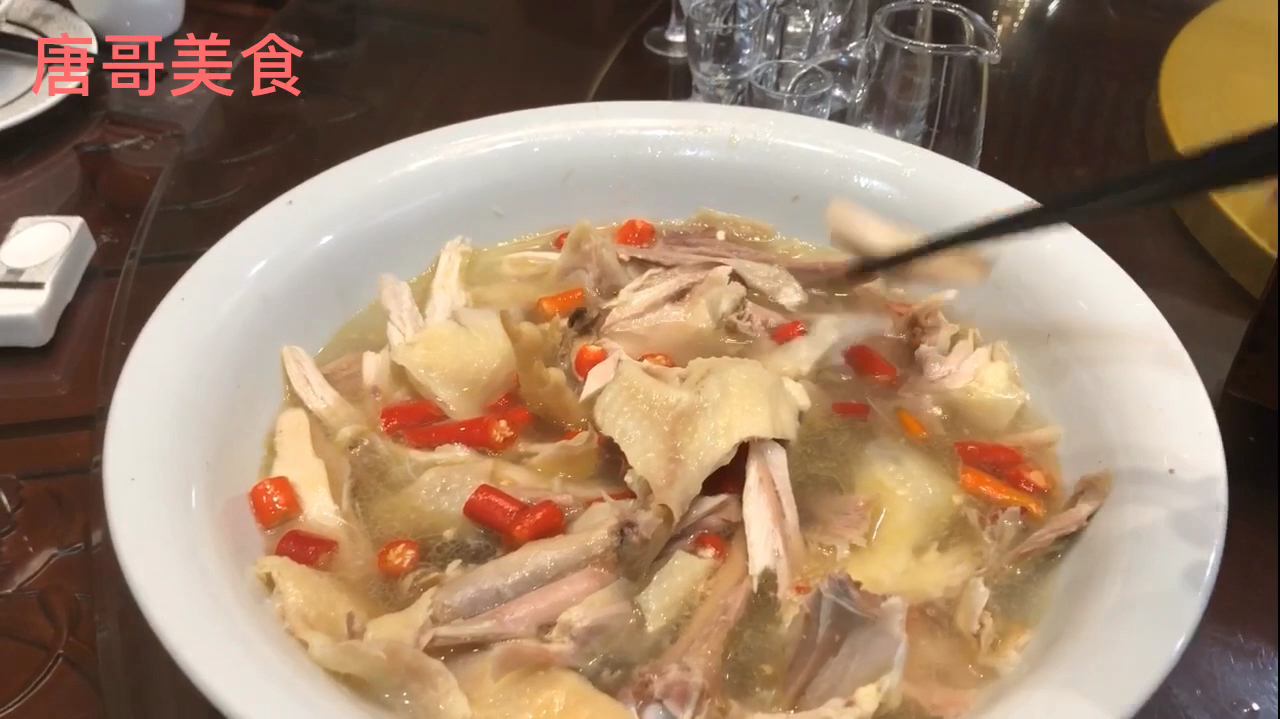 美食:吃藤椒鸡夫妻肺片清蒸桂鱼,用这个东西倒白酒还是第一次见