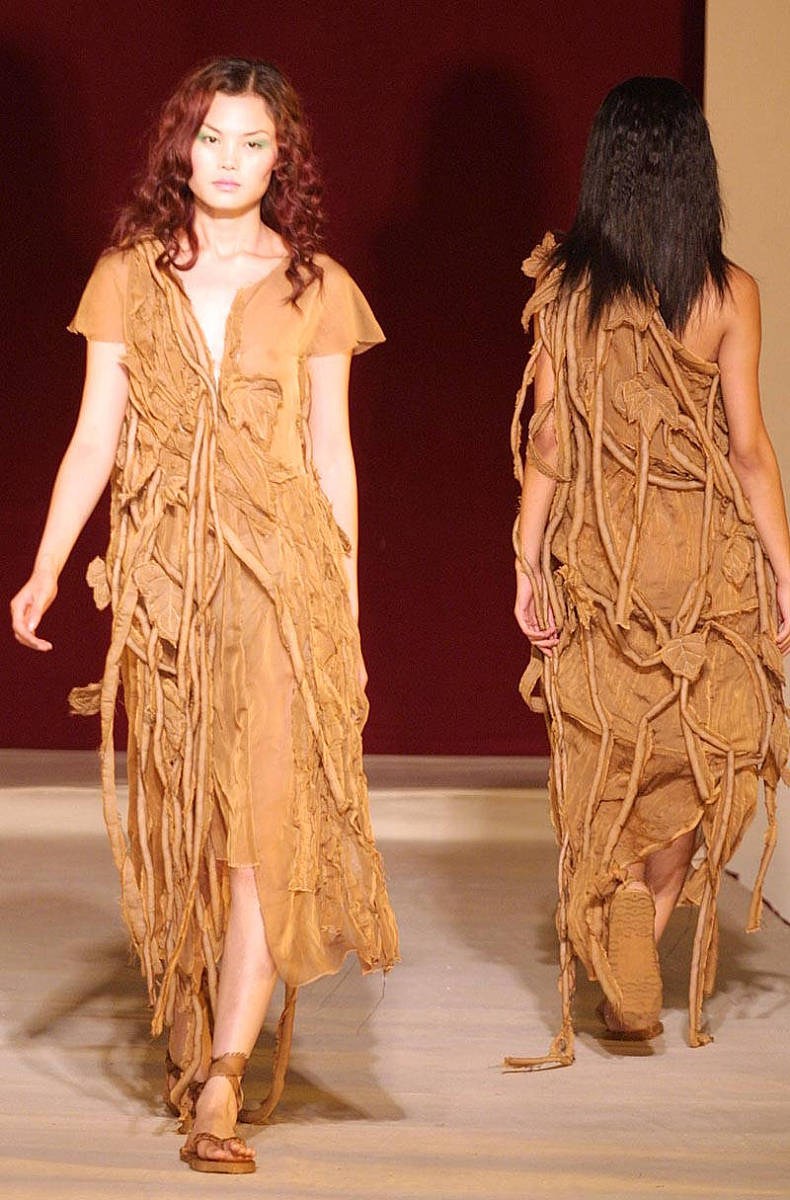 类似法衣的皱折给人朴素纯真的感觉.+++_+++服装,服饰,丝绸,