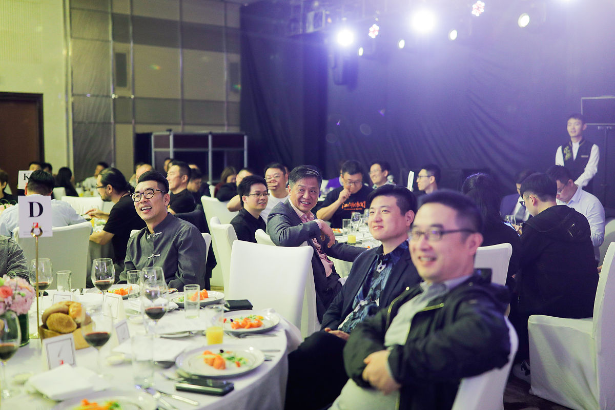 新入职员工请你编辑一段参加公司年会晚宴朋友圈文案