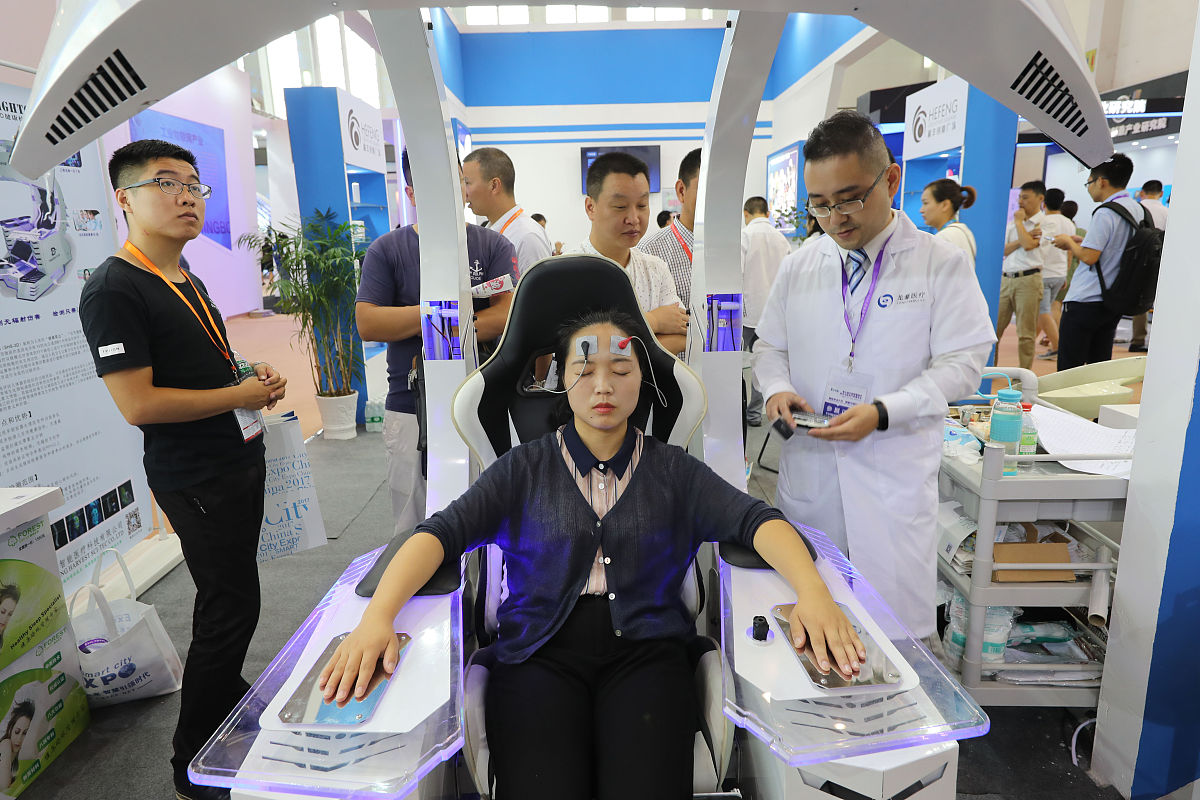 你是科普达人请以拍摄减轻科研人员负担激发创新活力为主题设计一个有趣的科技政策科普场景