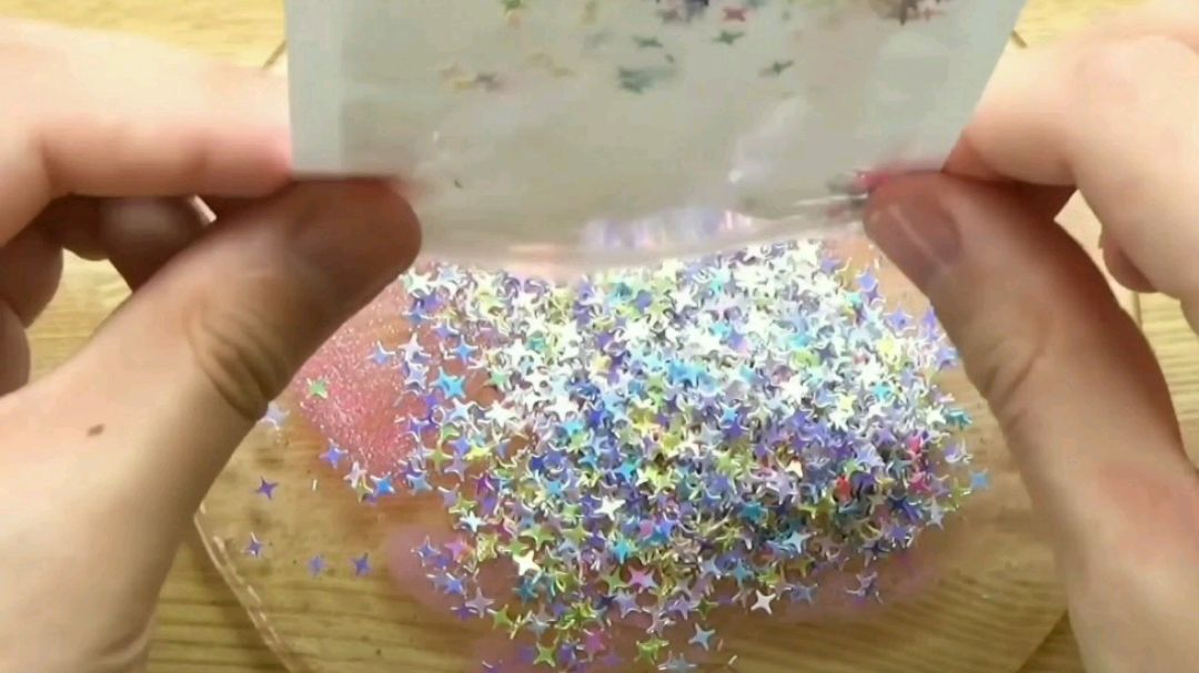 用粉色的指甲油搭配星星亮片来混透明泥,结果会怎样?无硼砂