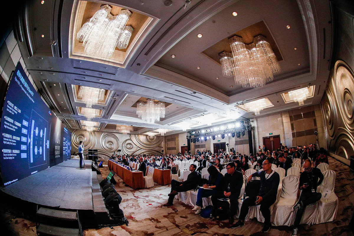 根据开水器公司参加展会——上海国际酒店及餐饮业博览会上海高端食品与饮料展制作邀请函写一句中文主题词