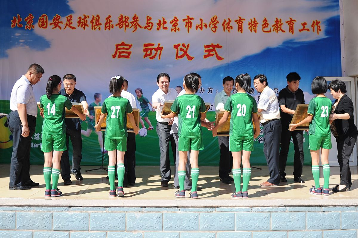 2014年9月15日,北京,国安球员走进平谷区第八小学与同学们一同踢球.**