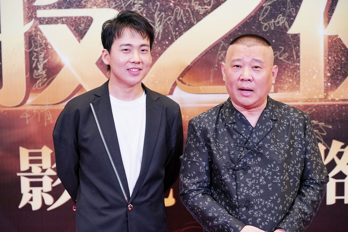 郭麒麟作为郭德纲的儿子自然备受关注。他出生于1997年是中国著名相声演员郭德纲与妻子于姬之间的独生子。郭麒麟从小就展现出了与父亲相似的才华备受期待。在郭德纲的悉心培养下郭麒麟逐渐成长为一位备受瞩目的青年演员。郭麒麟的才华不仅仅限于相声表演他还擅长音乐、主持等多个领域。他曾在2014年参加湖南卫视的真人秀节目《快乐大本营》展现了自己的主持才能。此后他还参加了一系列综艺节目如《我是歌手》、《跨界歌王》