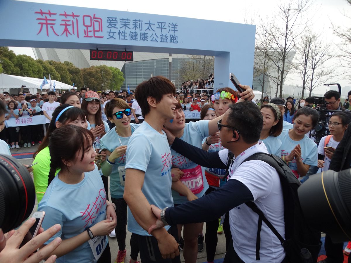 重庆海联职业技术学院海联学子用快闪火辣开场