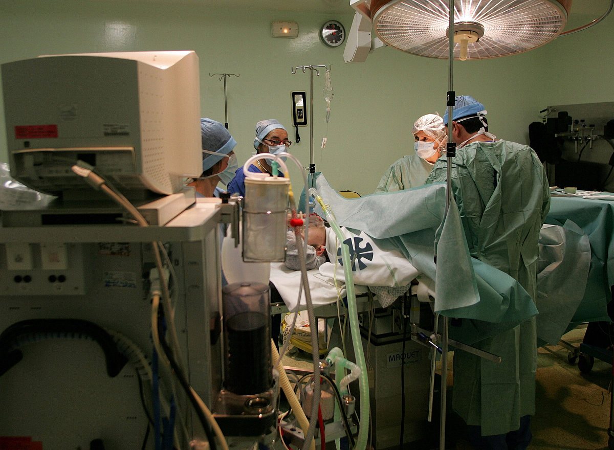 如何用另一种中文表达“建立专门机构、配齐专业人员”？