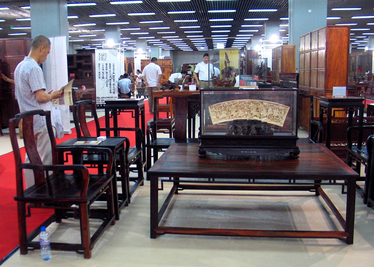 2007年7月28日,北京,中国仙游古典工艺家具精品展上展示的古典家具,古