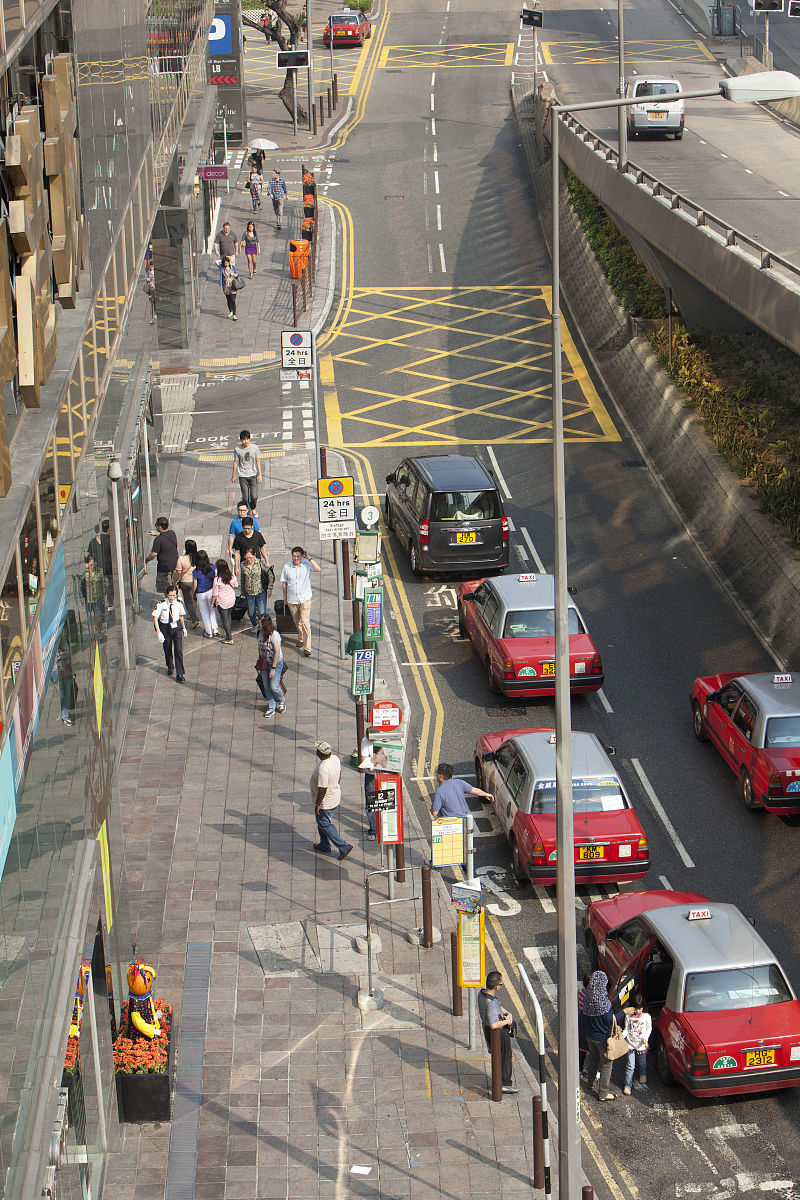 建设地下道路的启动阈值是什么？或者说城市的哪些因素到达什么值可以建设地下道路网？有哪些参考文献可以支持这些观点？文献要求真实。