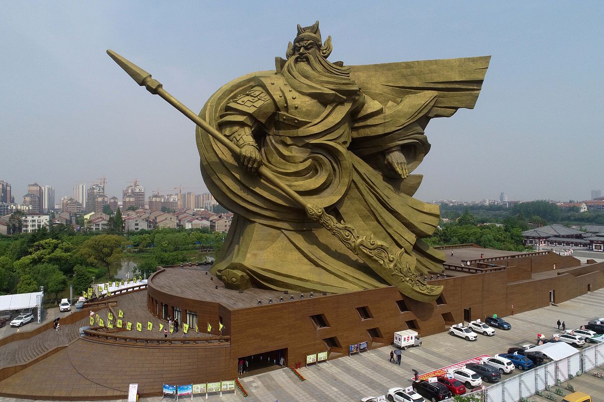 2019年5月3日,湖北省荆州市,实拍世界最大体量关公青铜雕像.雕像重约1
