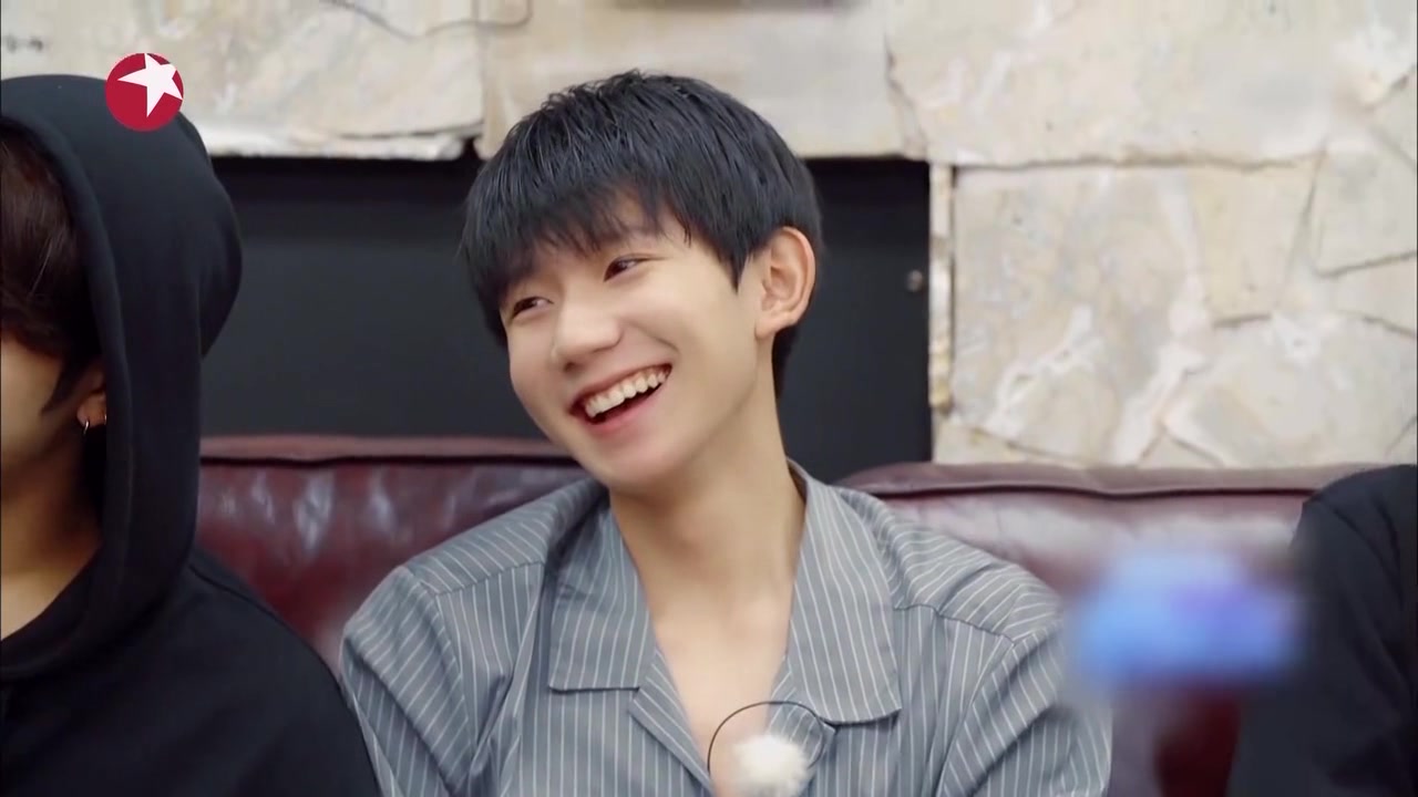 程晓玥玩真心话大冒险,输了被粉丝提问,做艺人女友竟这么心塞?