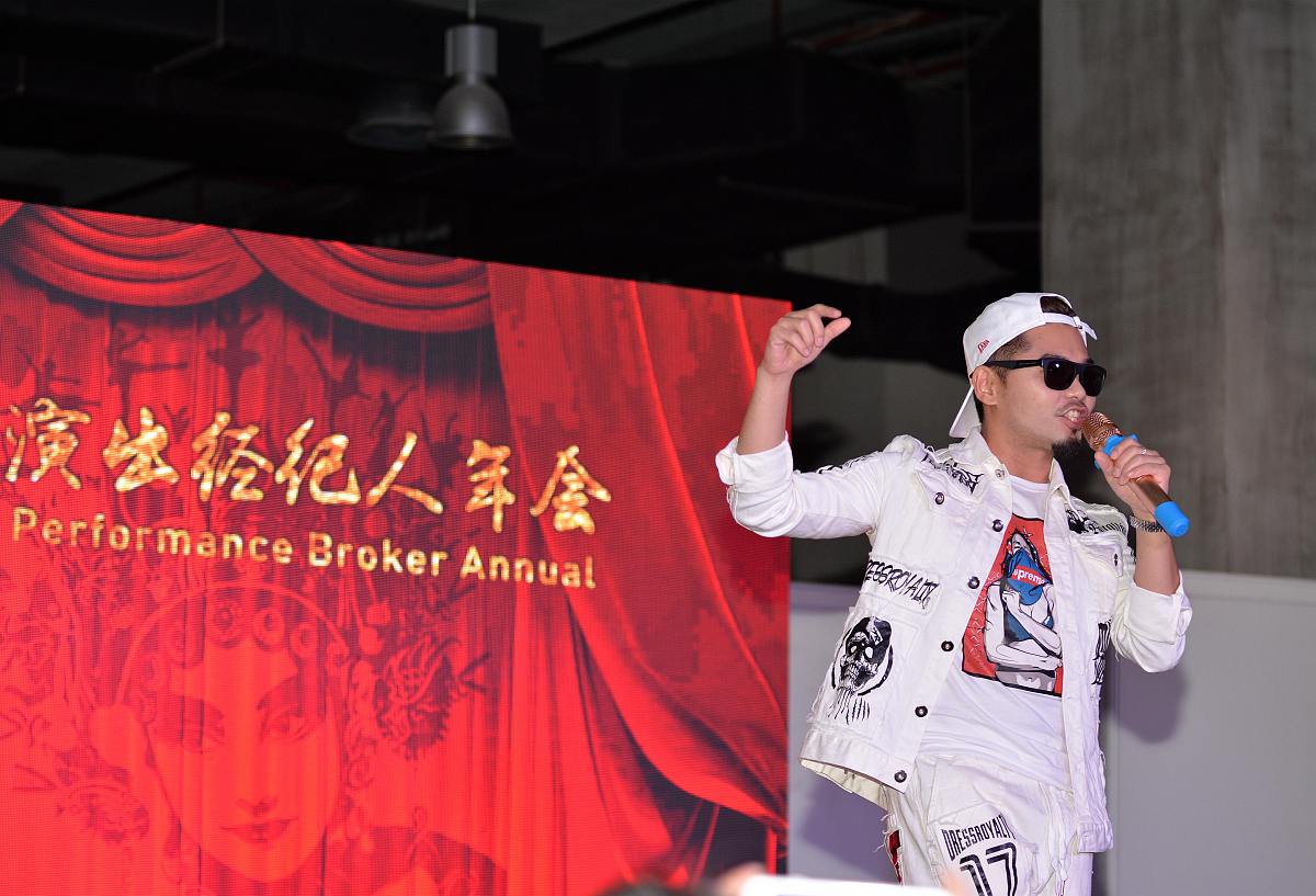 月冠军2013年荣获CCTV《星光大道》《中国乐坛》春节联欢晚会2018年荣登CCTV2019年荣获山西十大网红2022年荣获山西新媒体协会十大网红2022年荣获抖音全网千万粉丝成就奖姓名：张雄飞性别：男政治面貌：中共党员学历：本科采矿工程专业职业：矿工技术职称：高级职称工作经历：- 2008年9月 - 2011年7月：吕梁名师高中- 2011年9月 - 2014年7月：重庆大学- 2014年10