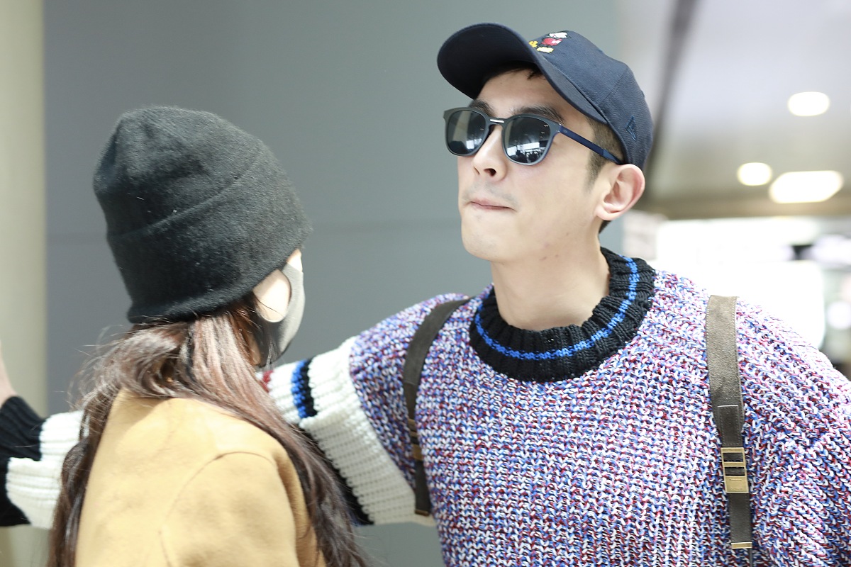 在赛博朋克为主、异能与魔法为辅的卡牌世界中请设计多种这张卡牌的效果供我选择：【猫咪幽魂聚合体军团史诗】