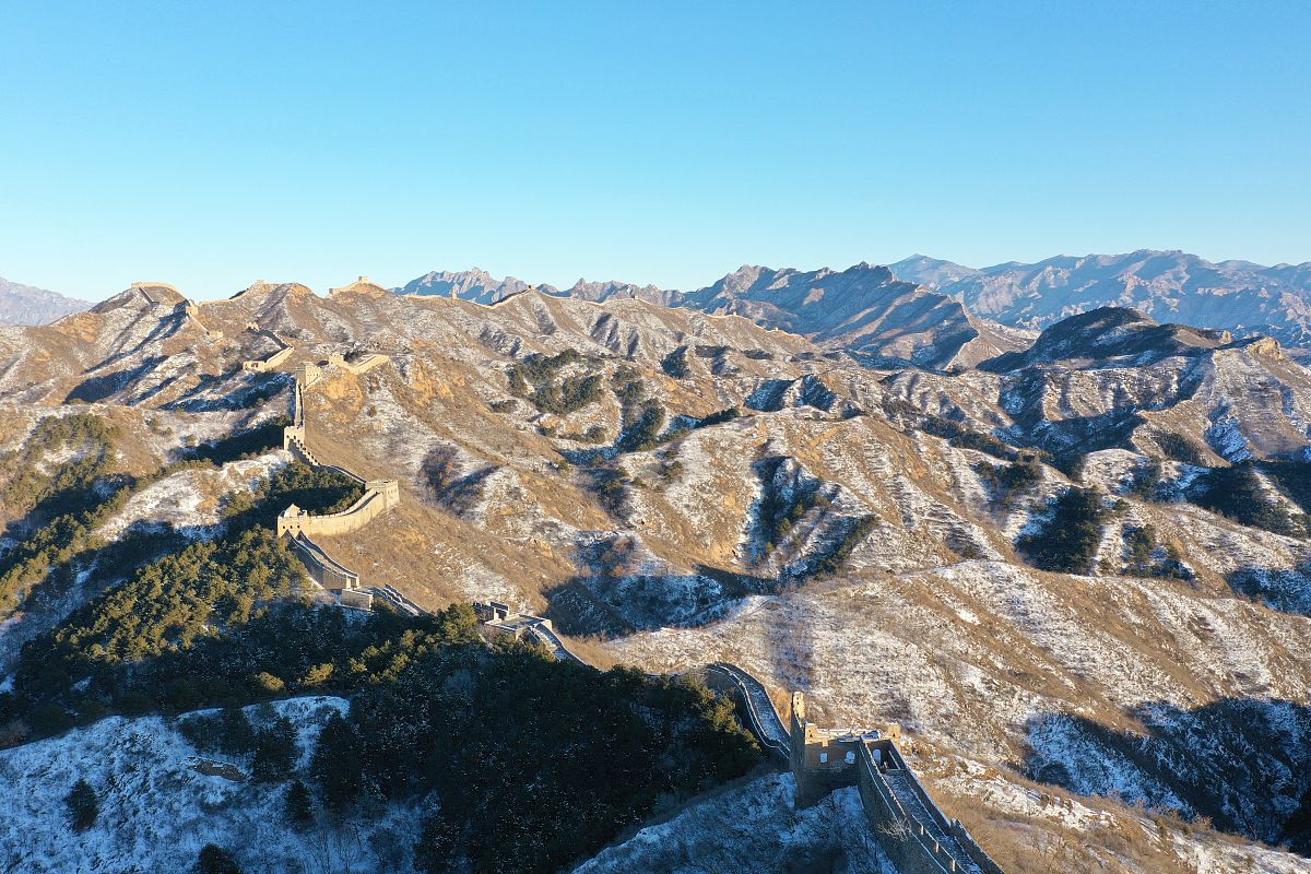 2019年12月19日,河北承德,夕阳西下,航拍滦平县金山岭长城,夕阳残雪,