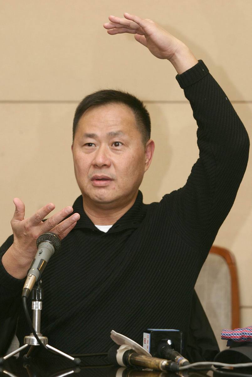 2005年12月10日下午,上海电影技术场内,导演刘镇伟接受媒体专访,大谈