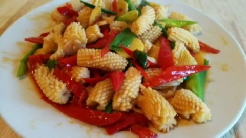 爆炒鱿鱼这样炒,鲜嫩香辣不腥腻,切法焯水是关键!