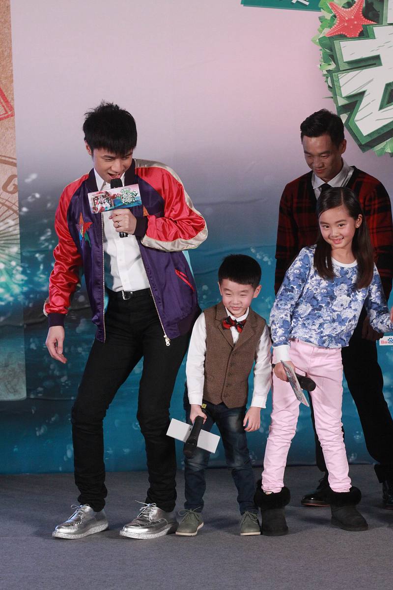 李猛家庭成员：妻子谢娜和两个女儿