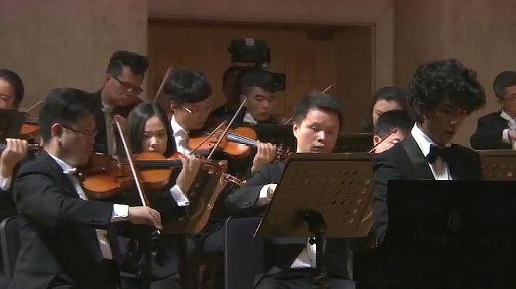 [图]中国爱乐乐团演奏肖邦的《e小调第一钢琴协奏曲》,名曲震撼人心