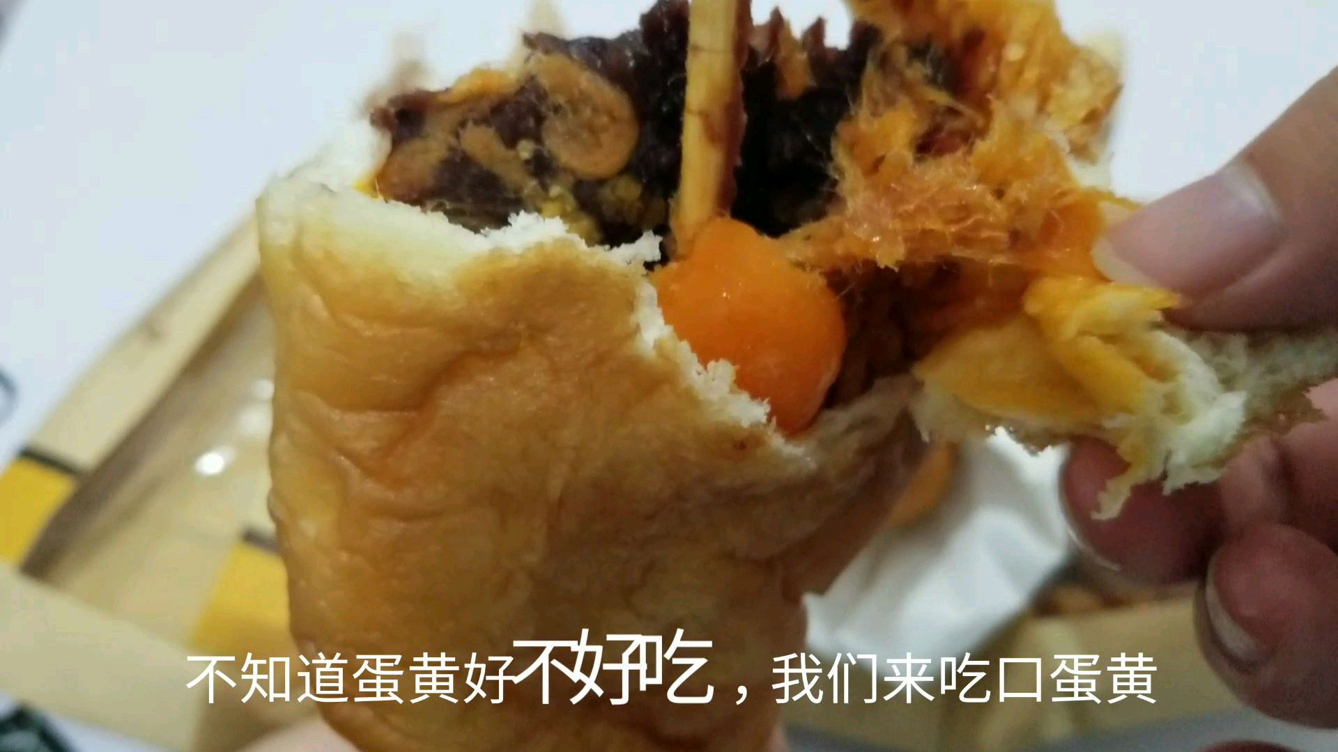 小时候的经典小吃“鸡腿面包”,长的像鸡腿的面包,配料也很丰富