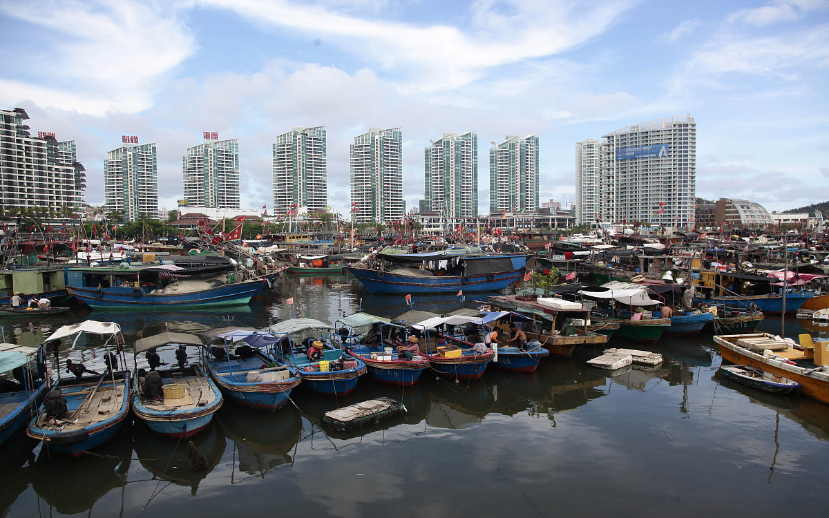 2011年5月16日,海南三亚渔港,上千只大小渔船陆续回港"度假".***_***+