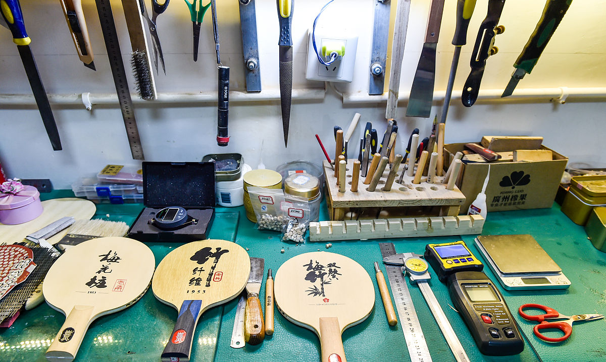 2019年4月18日,成都,吴伟的部分制作工具和制作好的乒乓球拍子.