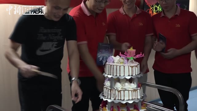 远望7号船太平洋上过生日 音乐蛋糕都不能少