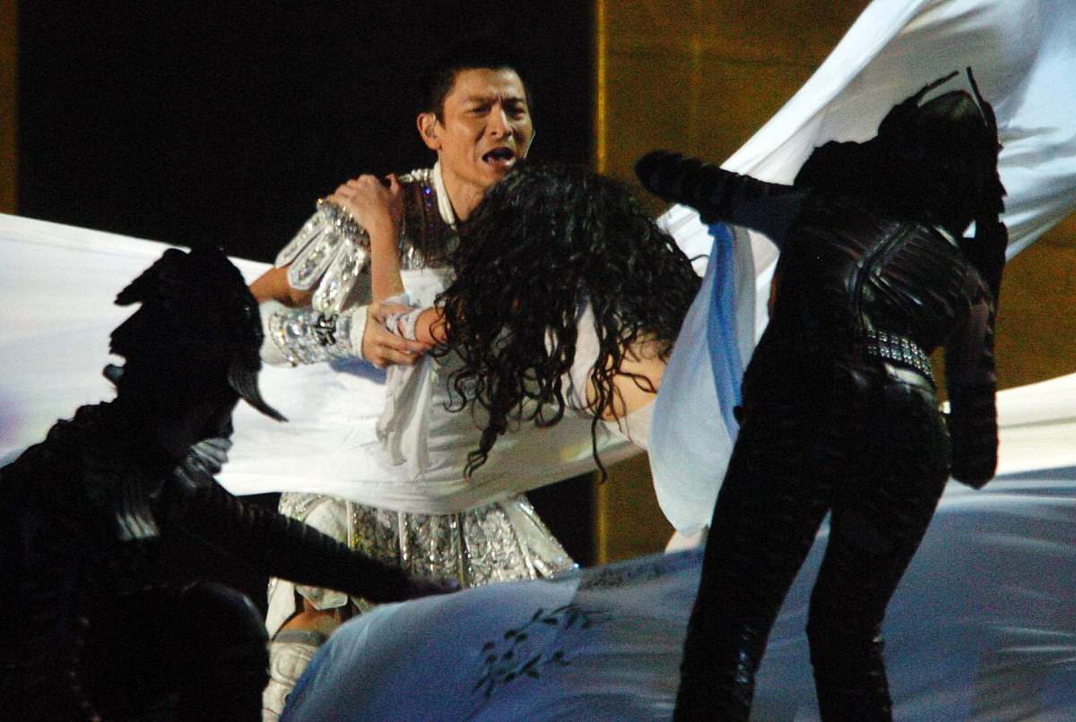 刘德华红馆演唱会当众表白关之琳：我的理想结婚对象