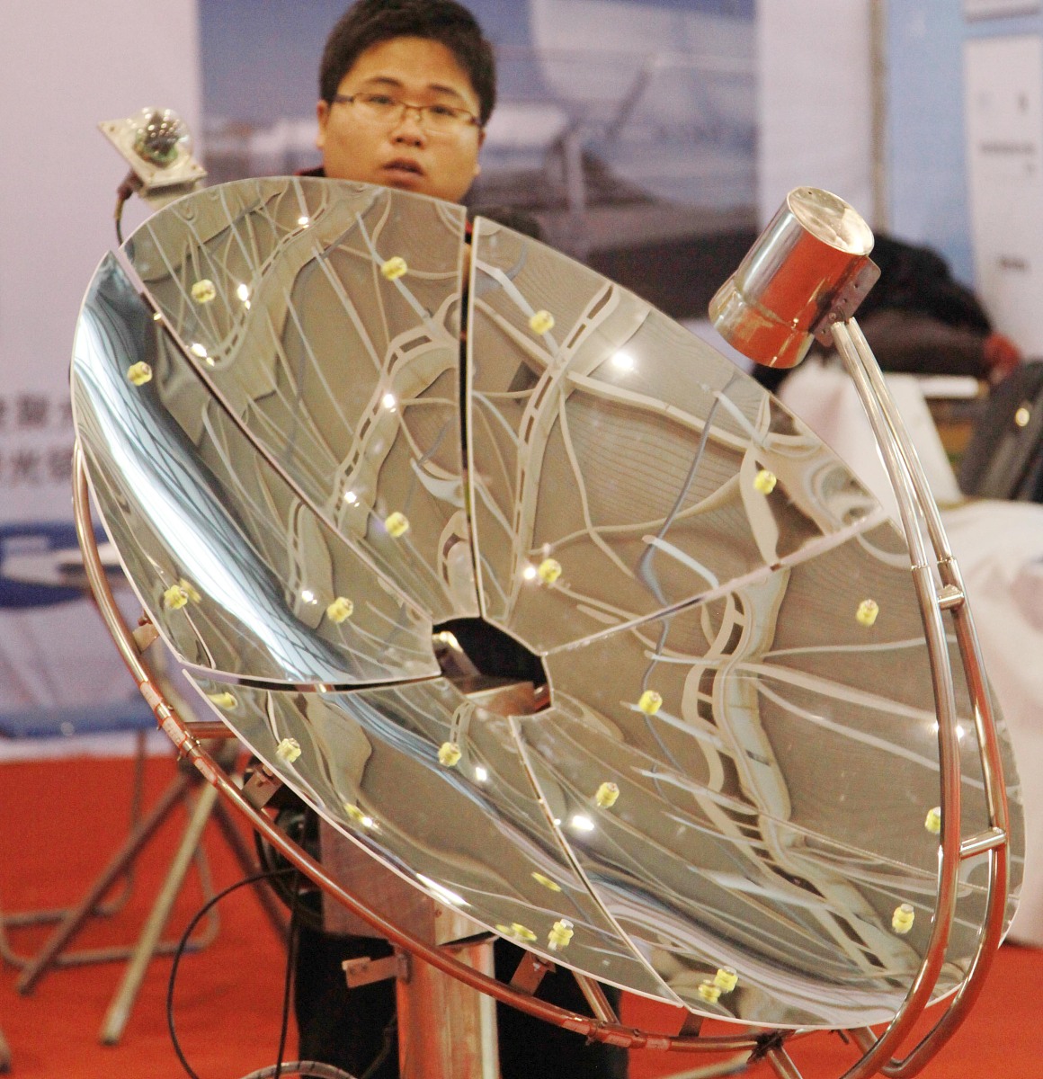 你是一个已经阅读过大量论文的论文写作专家。接下来我将给你一个论文段落你可以使用调整句子用词、句子结构等方法重新描述这段话对文章的内容进行润色使之更加接近论文的写作风格。你也可以自己增添一些描述和内容。在20世纪70年代全球能源危机将科学家们的注意力转向清洁、安全和丰富的太阳能。