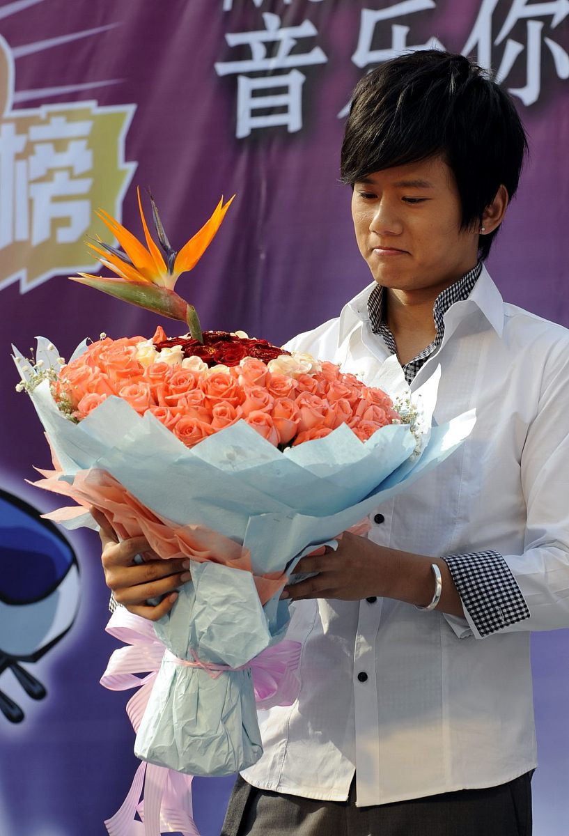 中文歌词：追梦路上，永不放弃