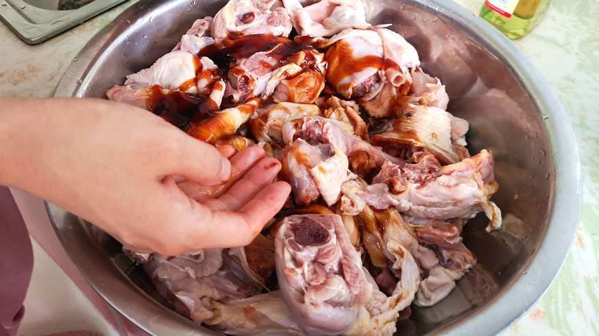 炖鸡时,焯水后别着急下锅煮,多加这1步,鸡肉鲜嫩、汤更浓香