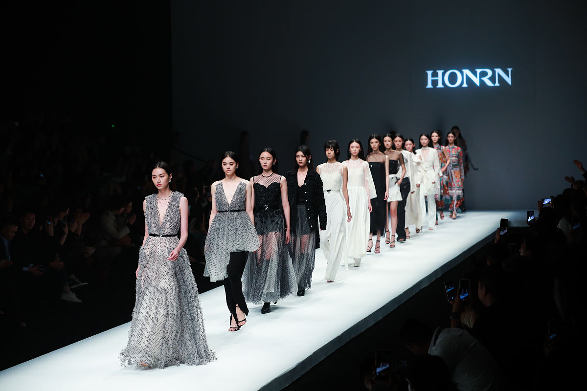 中国国际时装周：展现时尚力量，彰显中国崛起