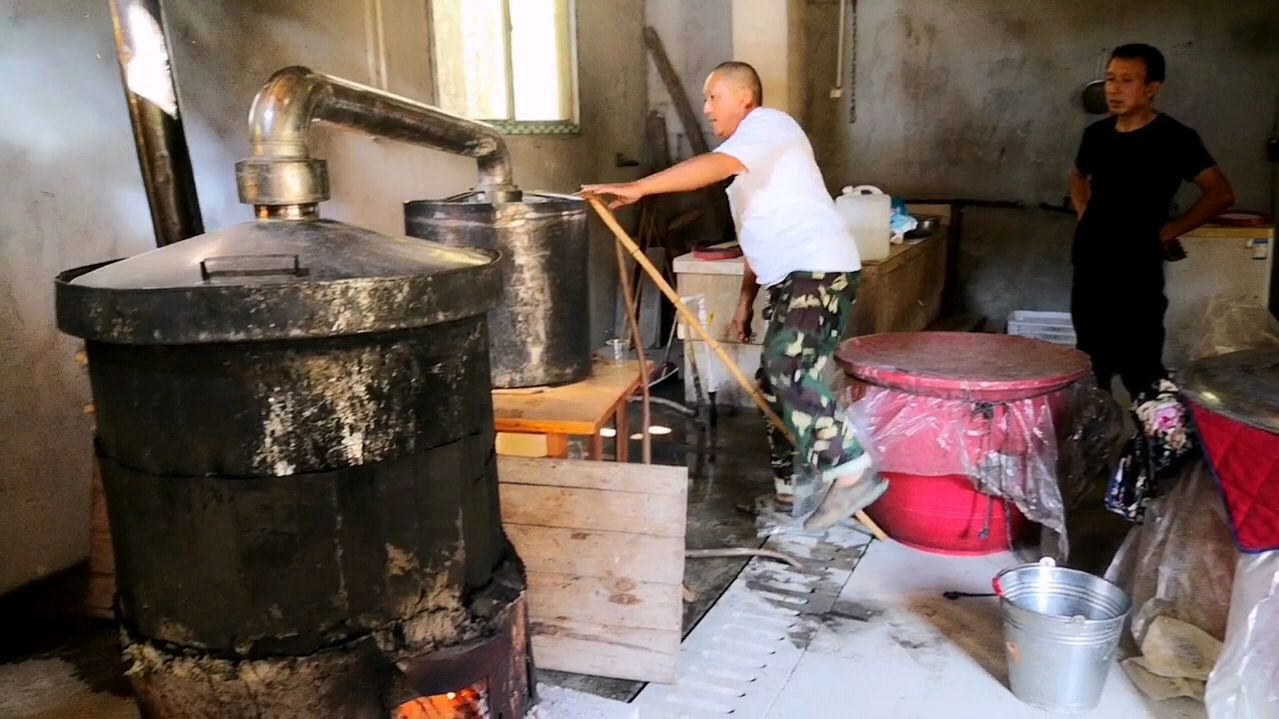 农村大哥煮红薯酒,原来酒精度数是这样测出来的,长见识了