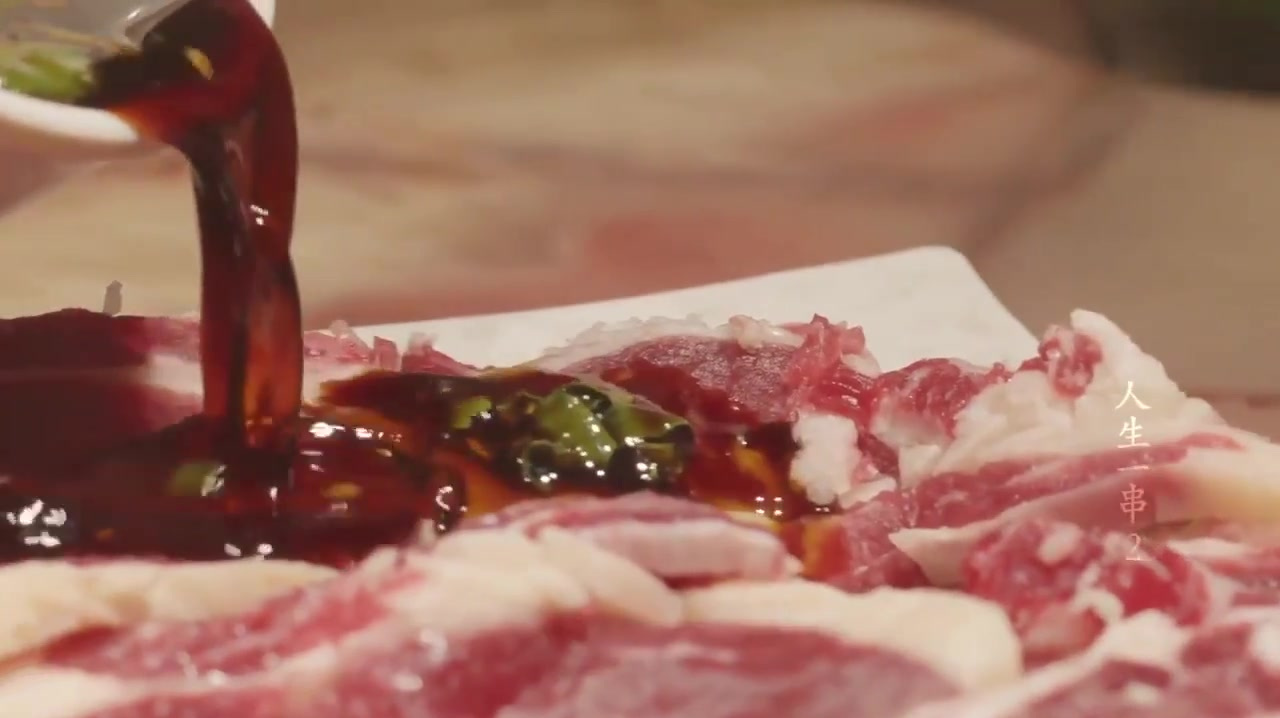 烤肉还是烤串,齐齐哈尔人有自己的节奏,肉拌好就上桌